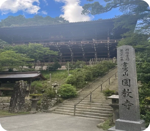お寺と階段