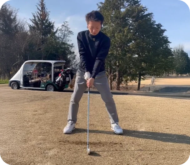 男性がゴルフをプレー