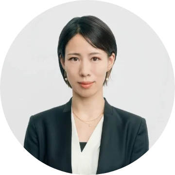 スーツを着た女性